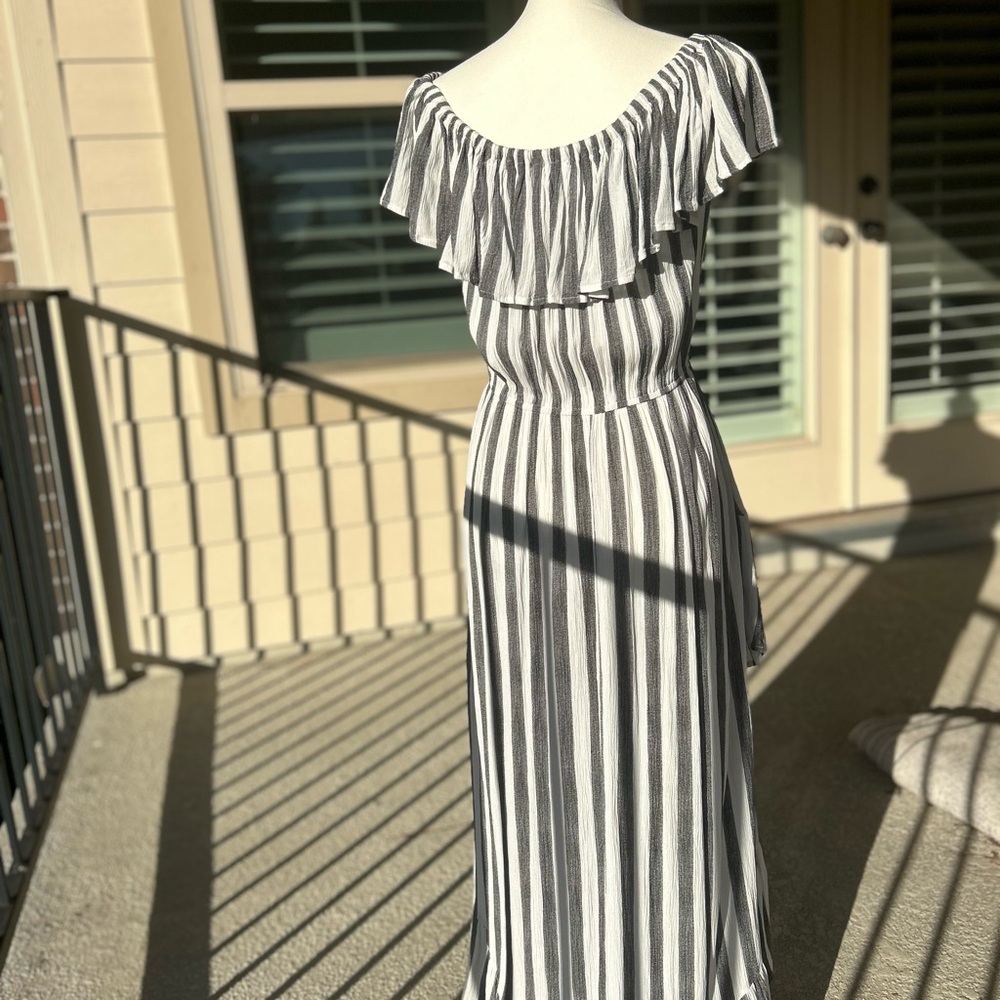 Women's Eesome Grey and White Asymmetrical Wrap Sundress - Picture 3 of 4